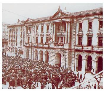 Errepublikaren hiru koloreko bandera, Eibarko udaletxeko mastan zintzilik, 1931ko apirilaren 14an, goizaldean, errejimen berria aldarrikatu ostean. Estatu guztiko beste herri batzuek ere Eibarrek hartutako bide beretik jo zuten geroago (Argazkiak, Donostia 1989).<br><br>